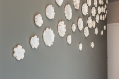 Nuvola, installazione site specific in porcellana e oro, 2018 (abitazione privata)