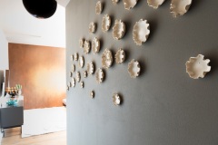 Nuvola, installazione site specific in porcellana e oro, 2018 (abitazione privata)