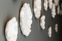 Nuvola, installazione site specific in porcellana e oro, 2018 (abitazione privata)