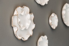 Nuvola, installazione site specific in porcellana e oro, 2018 (abitazione privata)